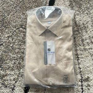 NWT Van-Heusen men’s dress shirt. Tan 15x32/33.